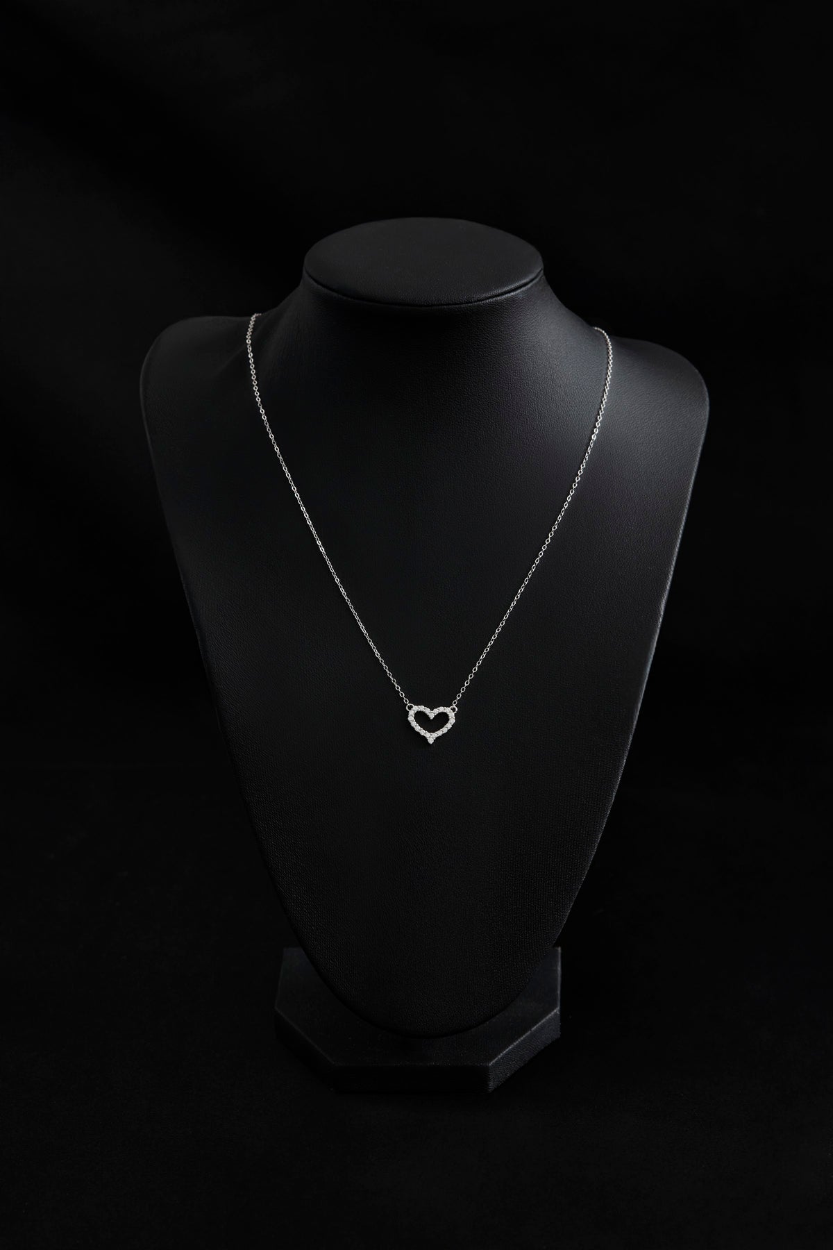 Étoile Pavé Heart Necklace displayed on a bust
