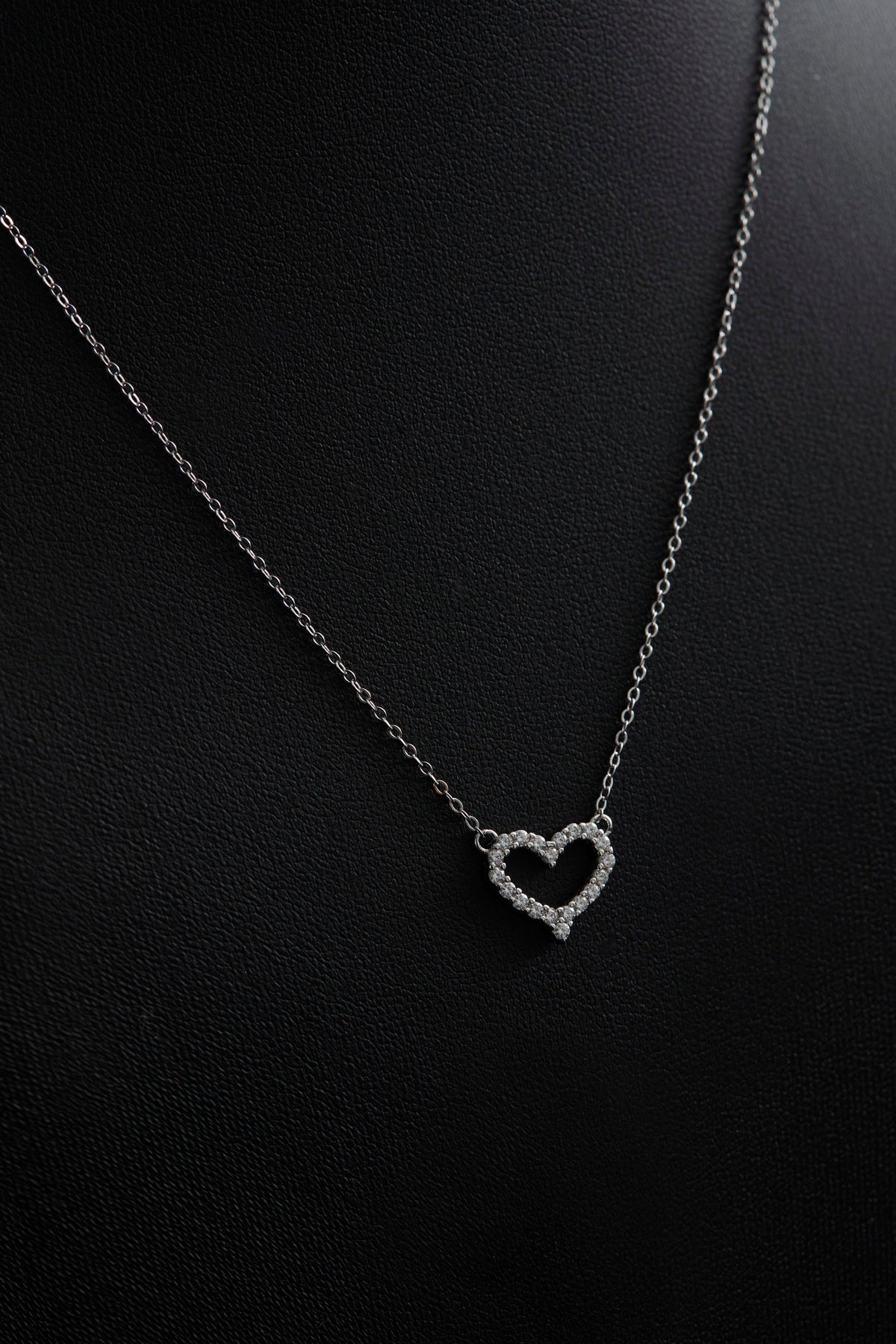 Close-up of the Étoile Pavé Heart pendant and chain